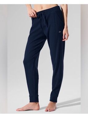 Alo muse Jogger Pants in Navy
